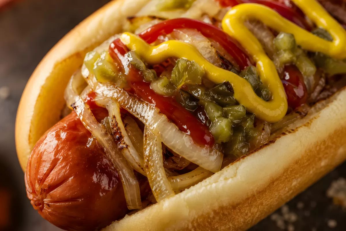 Gegrillter Hot Dog mit Zwiebeln, Relish und Senf