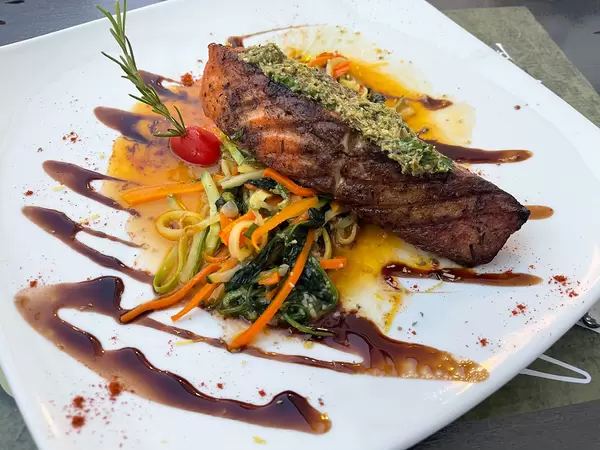 Gegrillter Lachs mit Gemüsestreifen, Kräutern und Sauce beim Olivo Restaurant auf Skopelos