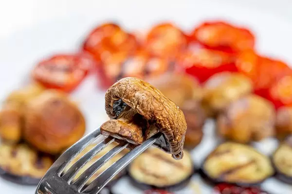 Gegrillter Pilz auf einer Gabel