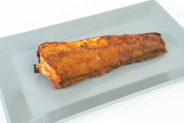 Gegrillter Seehecht auf weißem Teller