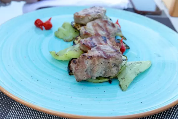 Gegrilltes Filet mit Gemüse und Anthotyros-Käse in Vinaigrette-Thymian-Soße