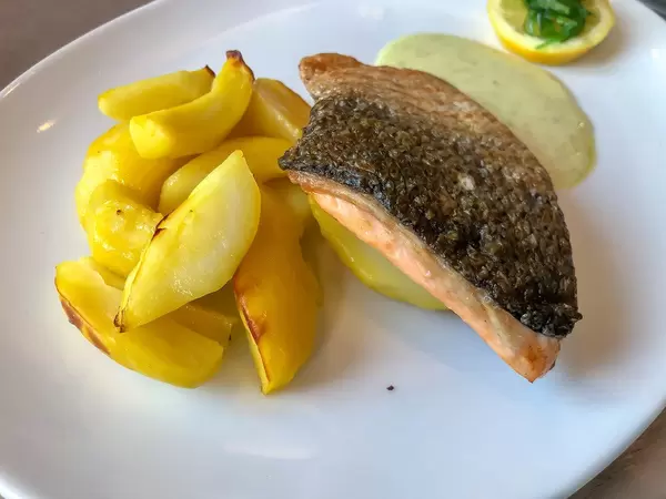 Gegrilltes Lachsfilet mit Kräuterdip und Kartoffelecken