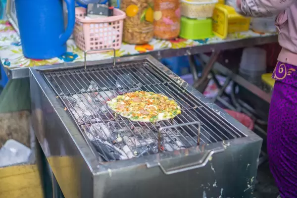 Gegrilltes Reispapier mit Gemüse und Wurst auf dem Markt in Saigon