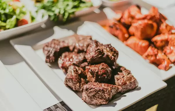 Gegrilltes Rindfleisch mit Gemüse