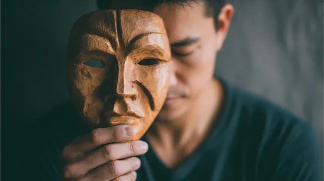 Geheimnisvoller Gesichtsausdruck mit ethnischer Maske
