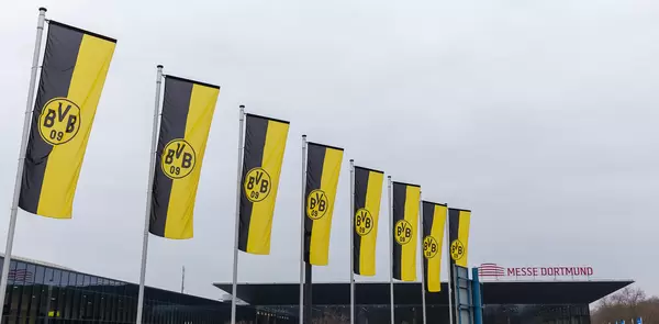 Gehisste BVB-Fahnen wehen im Wind an der Messe Dortmund