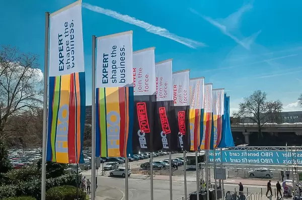 Gehisste Fahnen werben für eine deutsche Wellness- und Sportmesse