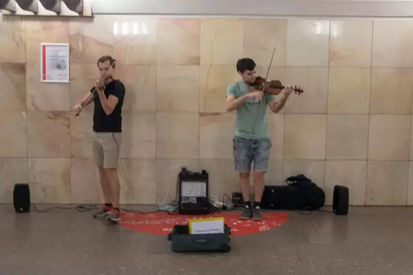 Geigenspieler in der Moskauer Metro