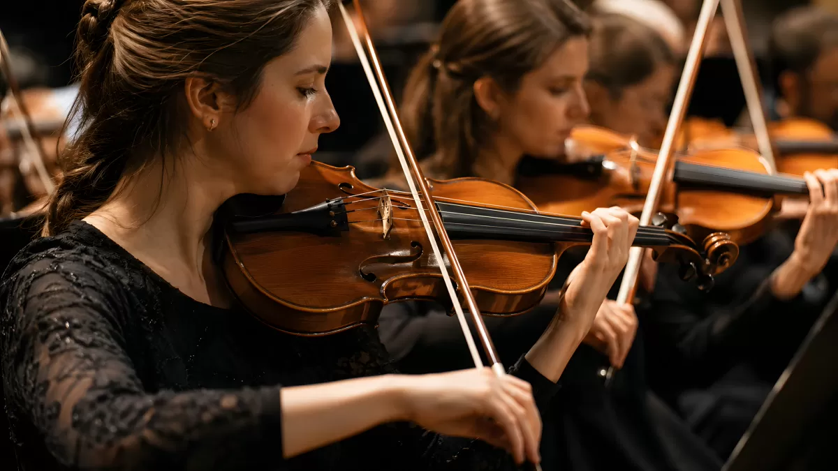 Geigerinnen im Orchester beim klassischen Konzert