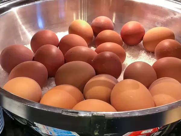 Gekochte Eier in einer Schüssel mit Meeressalz