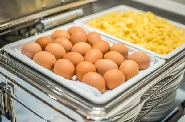 Gekochte Eier und Rühreier. Frühstücksbuffet