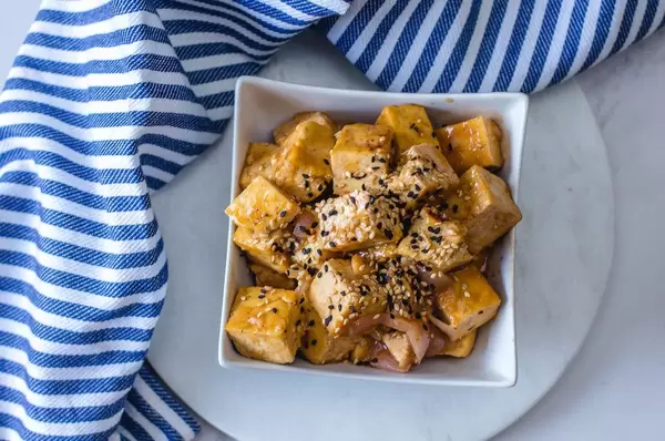 Gekochte Sesam-Tofuwürfel