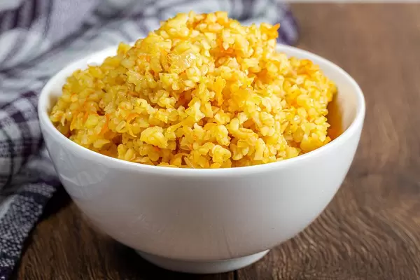 Gekochter frischer Bulgur Brei in einer weißen Schüssel