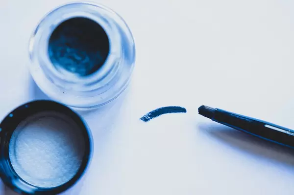 Gel-Eyeliner Strich auf weißem Hintergrund