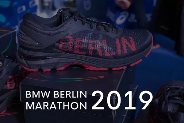 Gel-Kayano 25 City Icon schwarz-roter Sportschuh von Asics, neben dem Bildtitel "BMW Berlin Marathon 2019"
