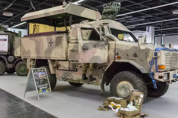 Geländewagen des Militär Dingo 2 GSI mit Wüstentarnung