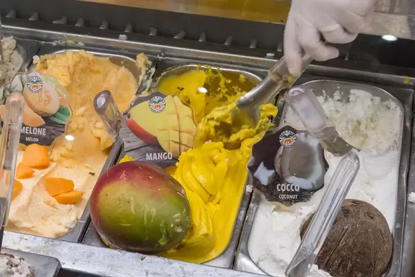 Gelato - Mango-Sorbet bei einer italienischen Eisdiele in Rom
