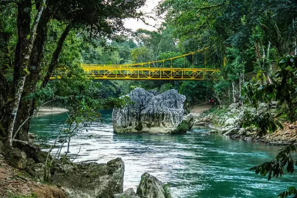 Gelbe Brücke führt über Cahabon River in Guatemala