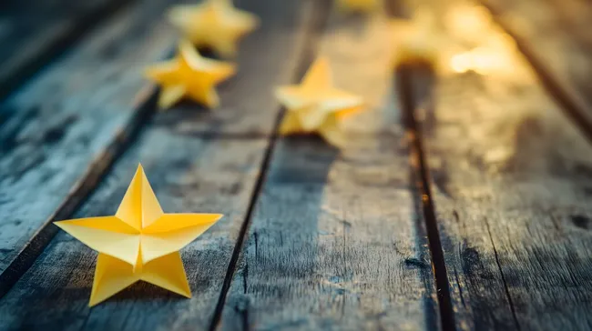 Gelbe Papiersterne auf rustikalem Holzhintergrund