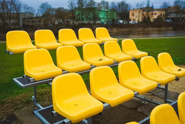 Gelbe Stadion Sitzreihen im Freien