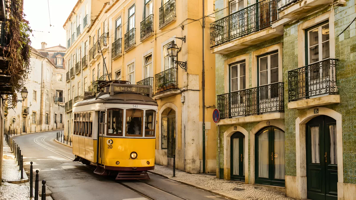 Gelbe Straßenbahn 28 in den Gassen von Lissabon