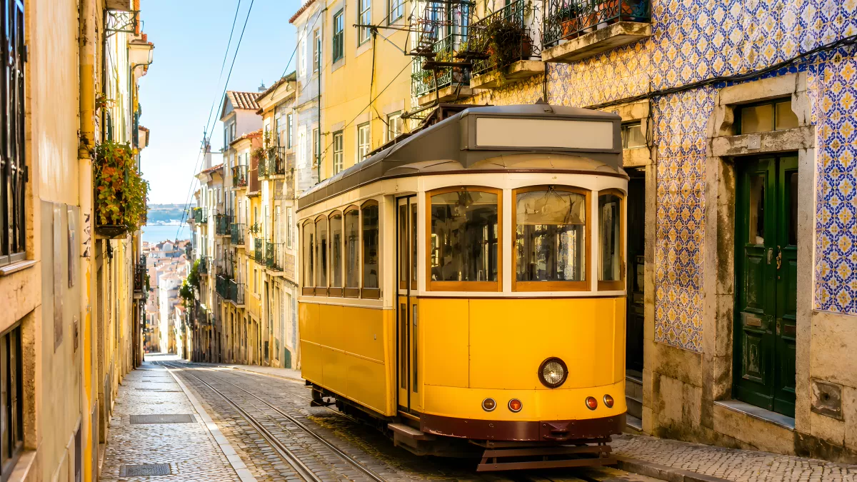 Gelbe Straßenbahn in einer Gasse von Lissabon
