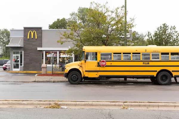Gelber Bus geparkt beim McDonald's
