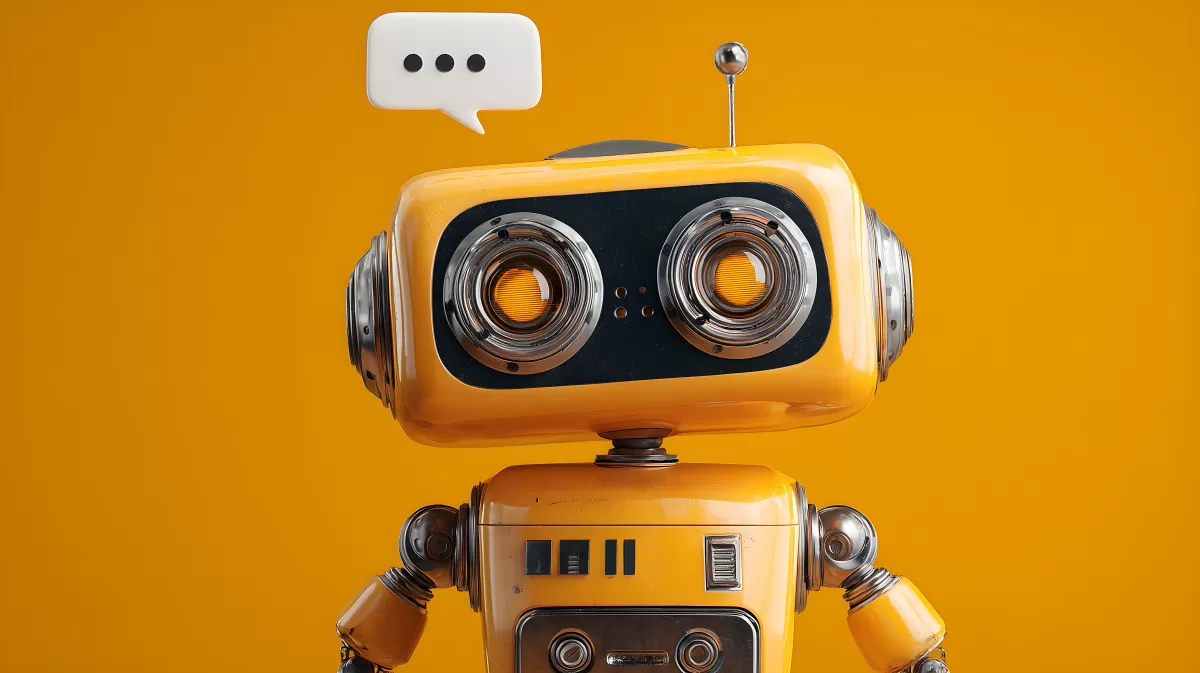 Gelber Chatbot-Roboter vor orangefarbenem Hintergrund
