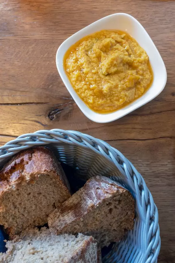Gelber Hummus und Brot