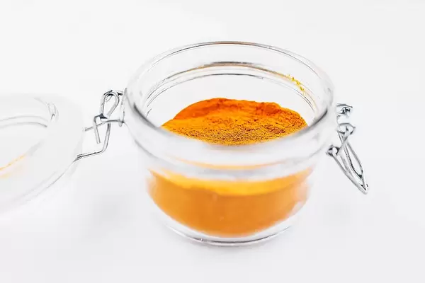 Gelber Ingwer, Safranwurz: orientalisches Gewürz im Einmachglas