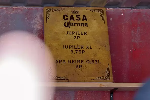 Gelber Schild zeigt das Bier-Angebot auf dem Tomorrowland Festival