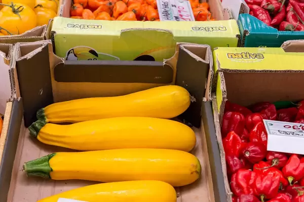 Gelber Zuchhini Zuchetti mit Chilishoten und Tomaten am Timeout Market in Lissabon