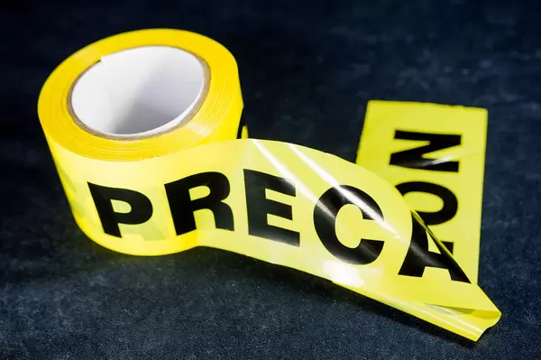 Gelbes Band zum Abgrenzen von Tatorten, Unglücksstellen und Baustellen