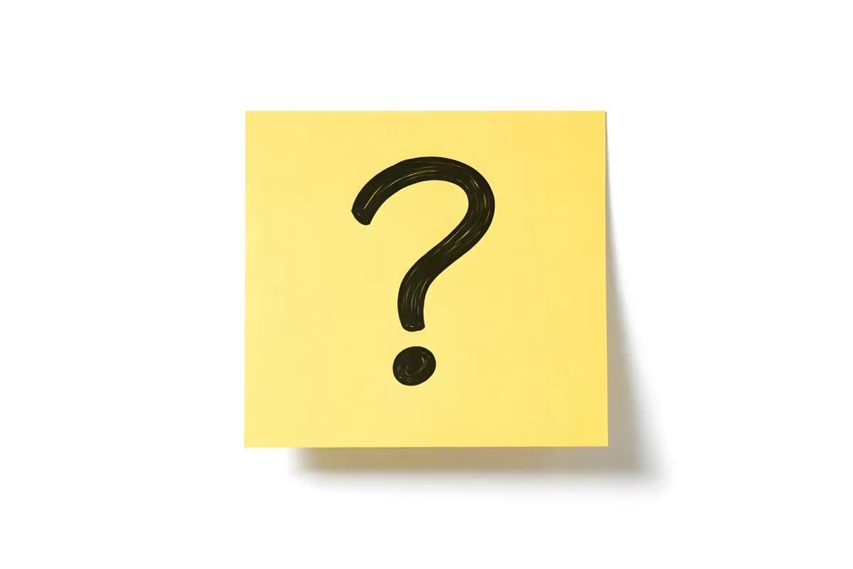Gelbes Haftnotiz-Zettel mit schwarzem Fragezeichen
