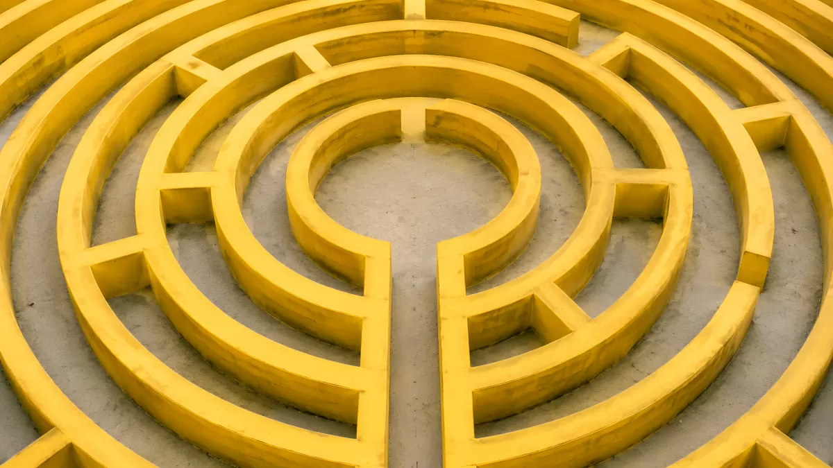 Gelbes rundes Labyrinth aus der Vogelperspektive