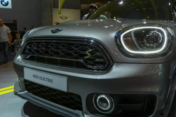 Gelbes S-Logo steht für mehr Nachhaltigkeit beim Mini electric Countryman Plug-in-Hybrid