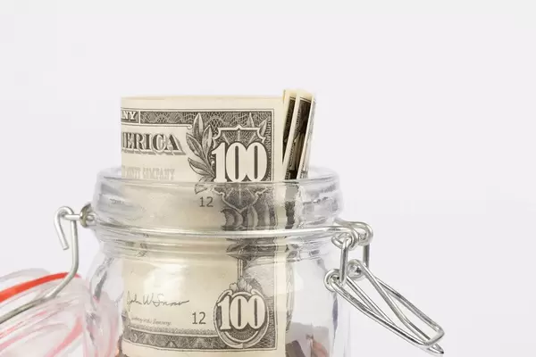 Geld in einem Glasgefäß