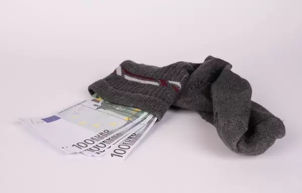 Geld in einer alten Socke versteckt