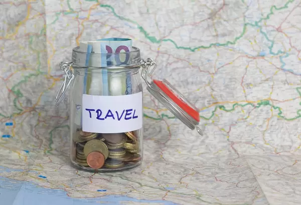 Geld in verschließbarem Glas als Notgroschen im Urlaub