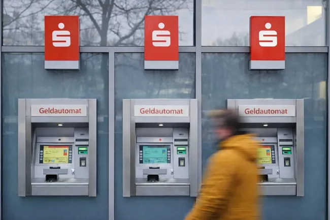 Geldautomaten vor Bankfiliale mit rotem Sparkassen-Logo