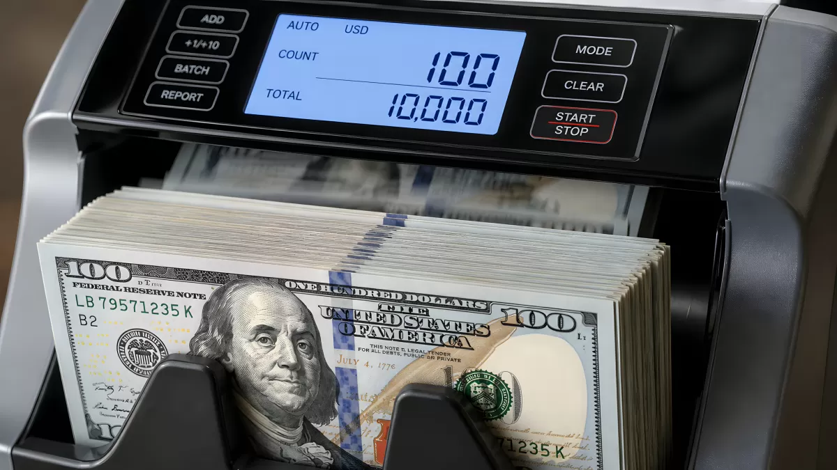 Geldscheinzähler zählt Bündel aus Hundert-Dollar-Scheinen