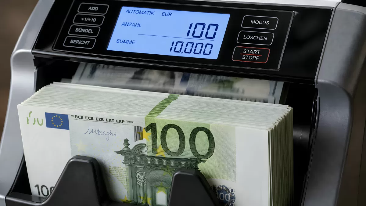 Geldscheinzähler zählt hundert Euro-Scheine