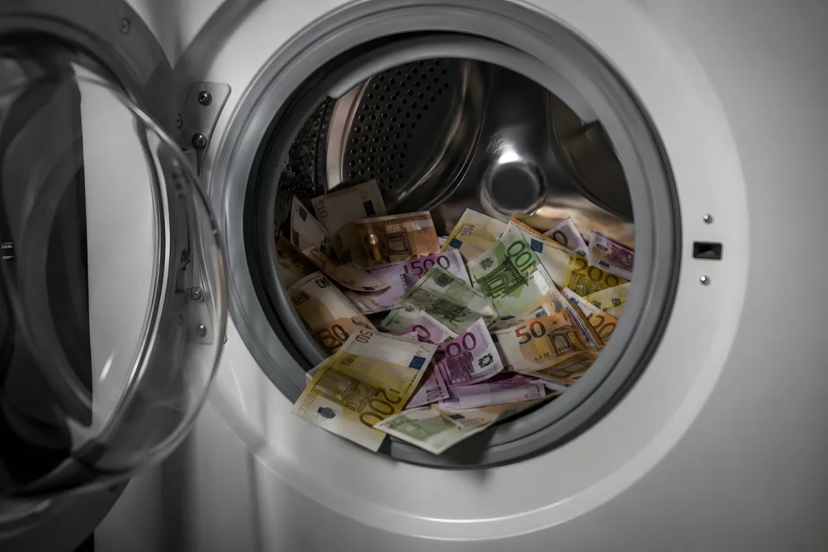 Geldwäsche: Euroscheine in einer Waschmaschine