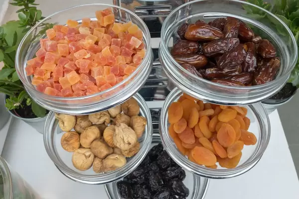 Geleewürfel und getrocknete Feigen, Aprikosen und Datteln