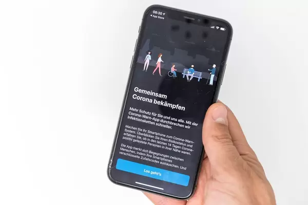 Gemeinsam das Coronavirus bekämpfen: die Corona-Warn-App auf dem Smartphone installieren