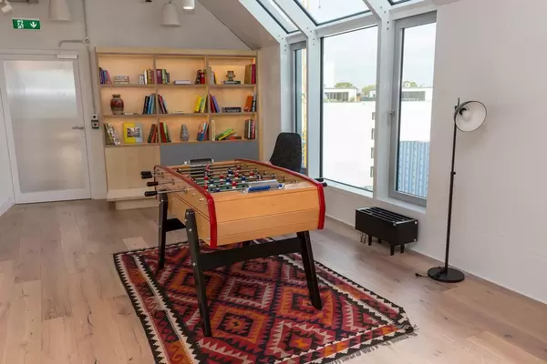 Gemeinschaftsbüro zur Miete mit Kickertisch: Aufenthaltsraum der WeWork Büroflächen in Köln