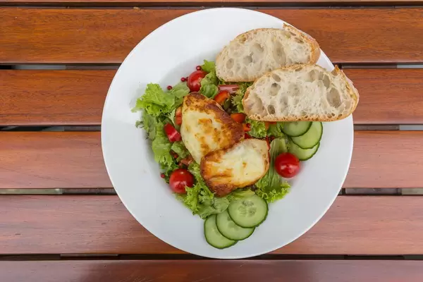 Gemischer Salatz mit Gurken, Tomaten und Haloumi-Käse