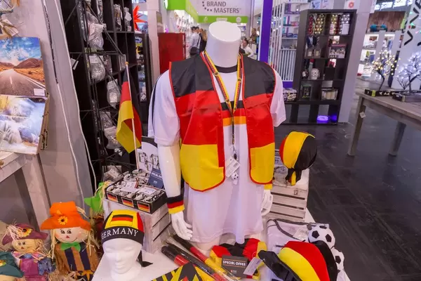 Gemischte Deutschland Fanartikel mit Mütze, Fahne, Halsband und Westen