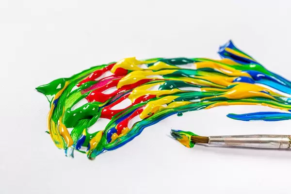 Gemischte, verschiedene Acryl Farben auf weißem Papier mit einem Pinsel