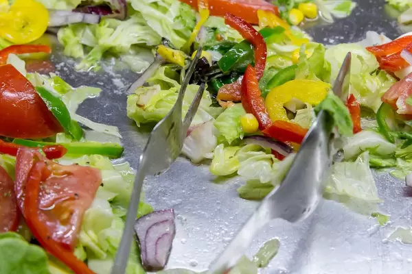 Gemischter grüner Salat mit Tomaten, Paprika und Zwiebeln